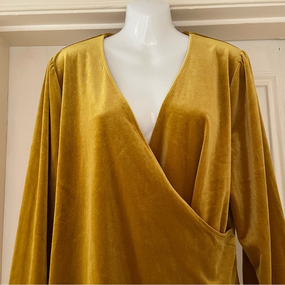 Boden Tops - Boden ‘Ellie’ Gold Velvet Wrap Top - Size 22